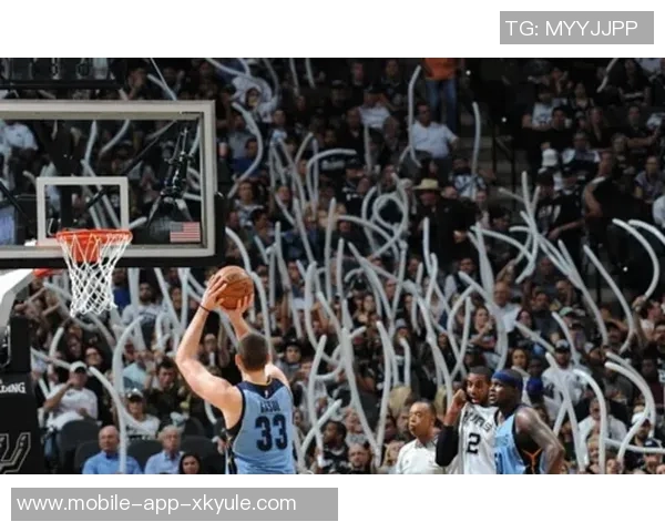 马刺团队协作显神威九人轮换全员得分六人上双助力胜利