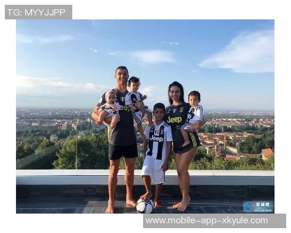 C罗与家人共享节日快乐时光被女强人环绕的幸福瞬间